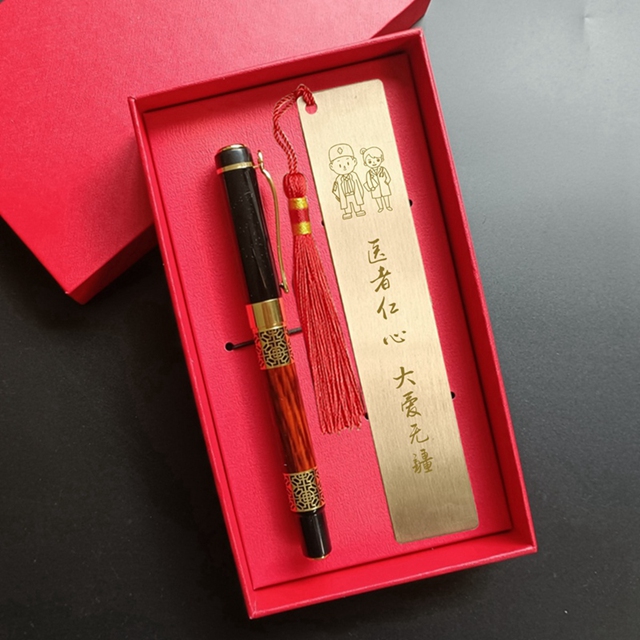 医师节礼品广告语创意    致敬白衣战士，医师节献礼，健康与关怀同行！